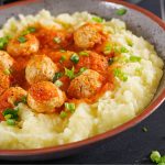 ما الذي يذكرنا به برنامج “Chicken Shop Date” عن المغازلة